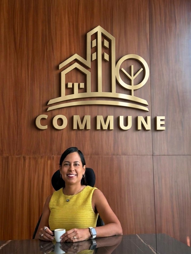 La Mtra. Genny B. Ruiz Canto en la oficina de Commune Asesores